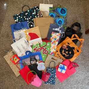 Bundle of 28 gift bags, boxes, tins and baskets